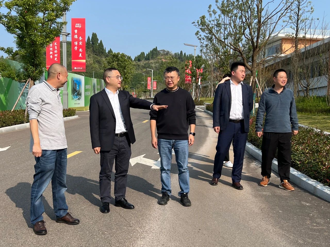 公司黨委書記、執(zhí)行董事朱軍一行到川師遂寧校區(qū)項目開展“奮戰(zhàn)四個月”專項督導